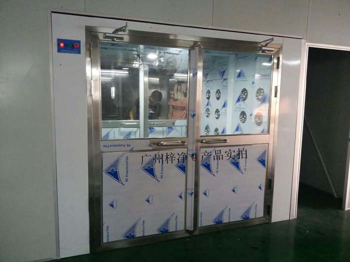 貨淋室又叫貨淋通道、風(fēng)淋通道、空氣吹淋通道、貨淋機(jī)、貨淋房、貨淋門、貨淋間、貨淋走廊等。