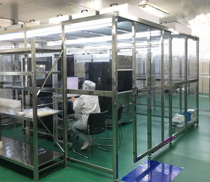 百級(jí)潔凈棚配置由FFU、初效過(guò)濾器、高效過(guò)濾器過(guò)濾，再加風(fēng)淋室、傳遞窗等凈化設(shè)備才能達(dá)到效果。