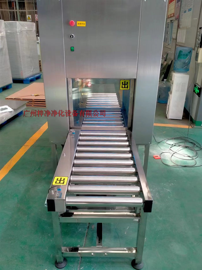 輸送帶傳遞窗的制作法于其它傳遞窗不一樣，輸送線傳遞窗下面加了條流水線，上層要傳遞貨物。