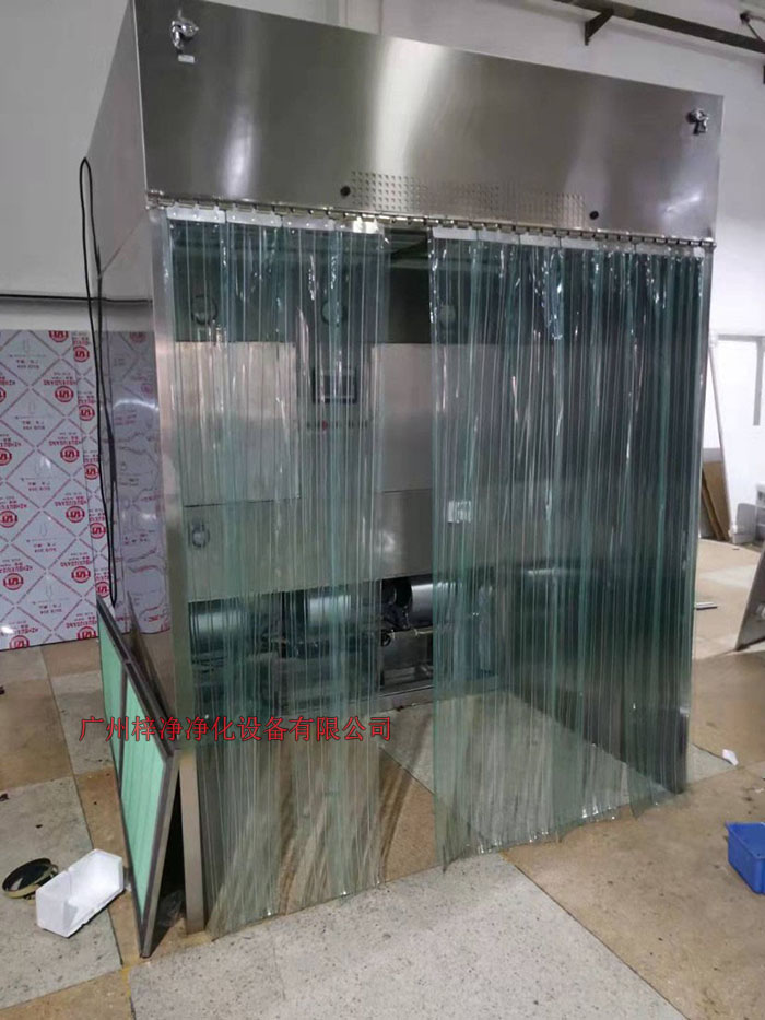 潔凈層流采樣車具體要求；從室內(nèi)空氣經(jīng)過初效過濾器，從高效空氣過濾器出風(fēng)，配無隔板高效過濾器過濾效率為：99.99@0.3μm和G4級初效過濾器，確保凈化級別，靜態(tài)100級美聯(lián)邦209E標(biāo)準(zhǔn)；